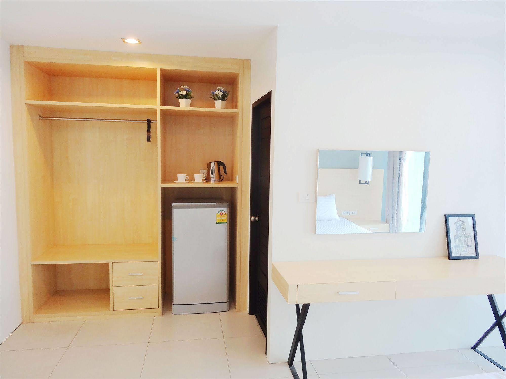 Good Day Phuket Hotel Buitenkant foto